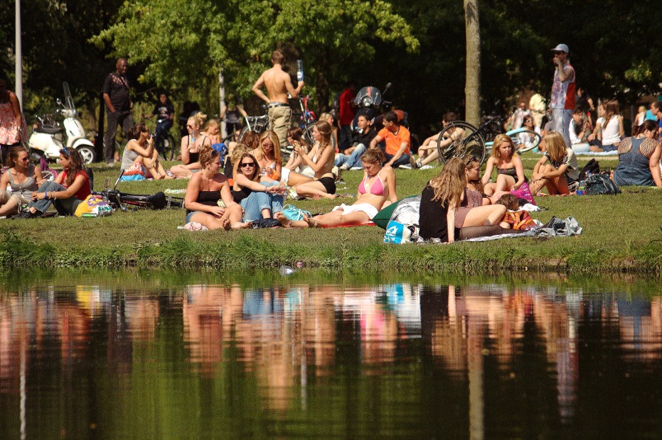 sunbathing-in-vondel-park-elhawk-flickr