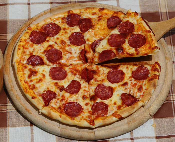 Pizza Salami | Ingrediente: sos, mozzarela, salam, condiment… | Pizza ...