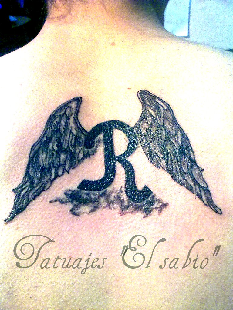 Tatuaje letra R con alas. Rodolfo Ascona Flickr