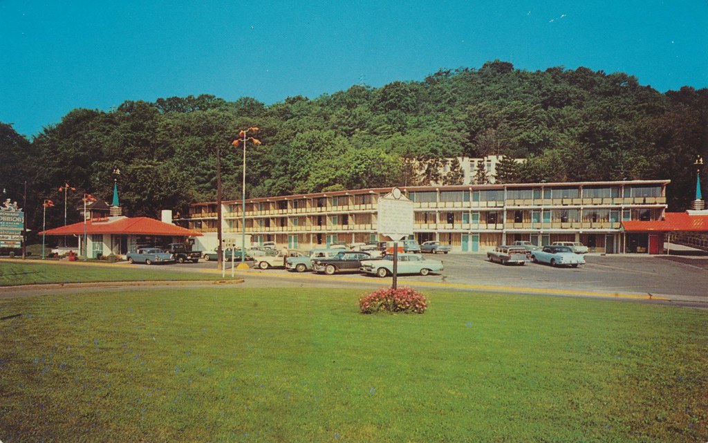 Howard Johnson's Motor Lodge and Restaurant - Wheeling, West Virginia