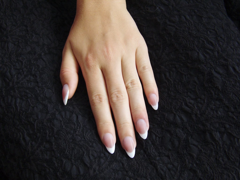 Francia mandula műköröm / Almond shape French acrylic nail… | Flickr