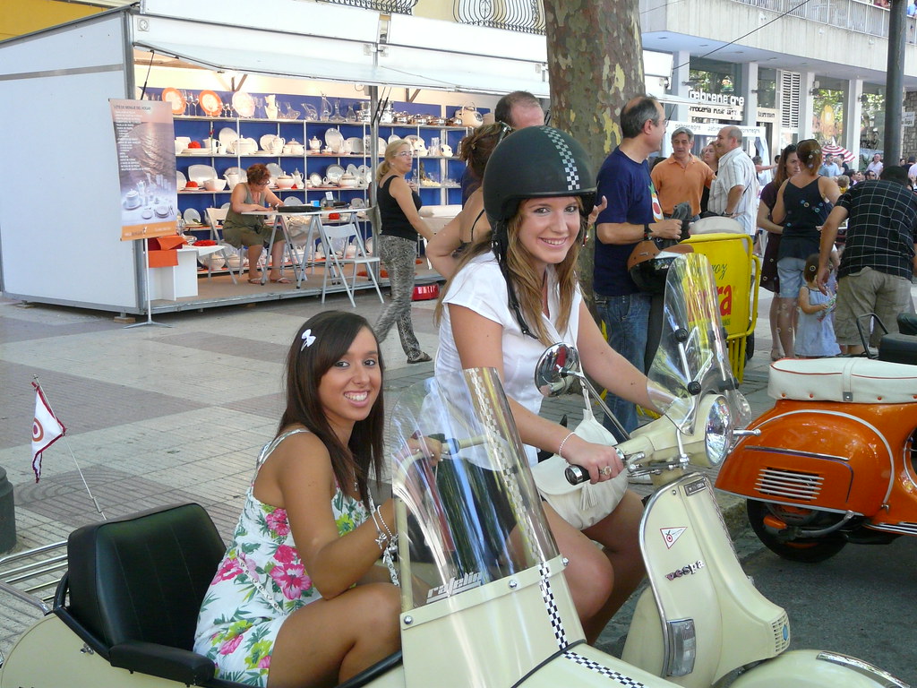 Chicas guapas en una Vespa con sidecar en Xàtiva - Valenci 