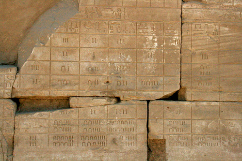 Ägyptische Zahlen | An einer Tempelwand finden sich Zahlzeic ...