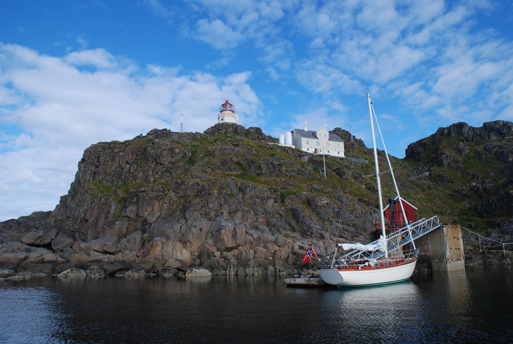 El faro y hotel está situado en la isla de Litløy, en la región de Nordland. 4941187098_aba3fe4e1d_o
