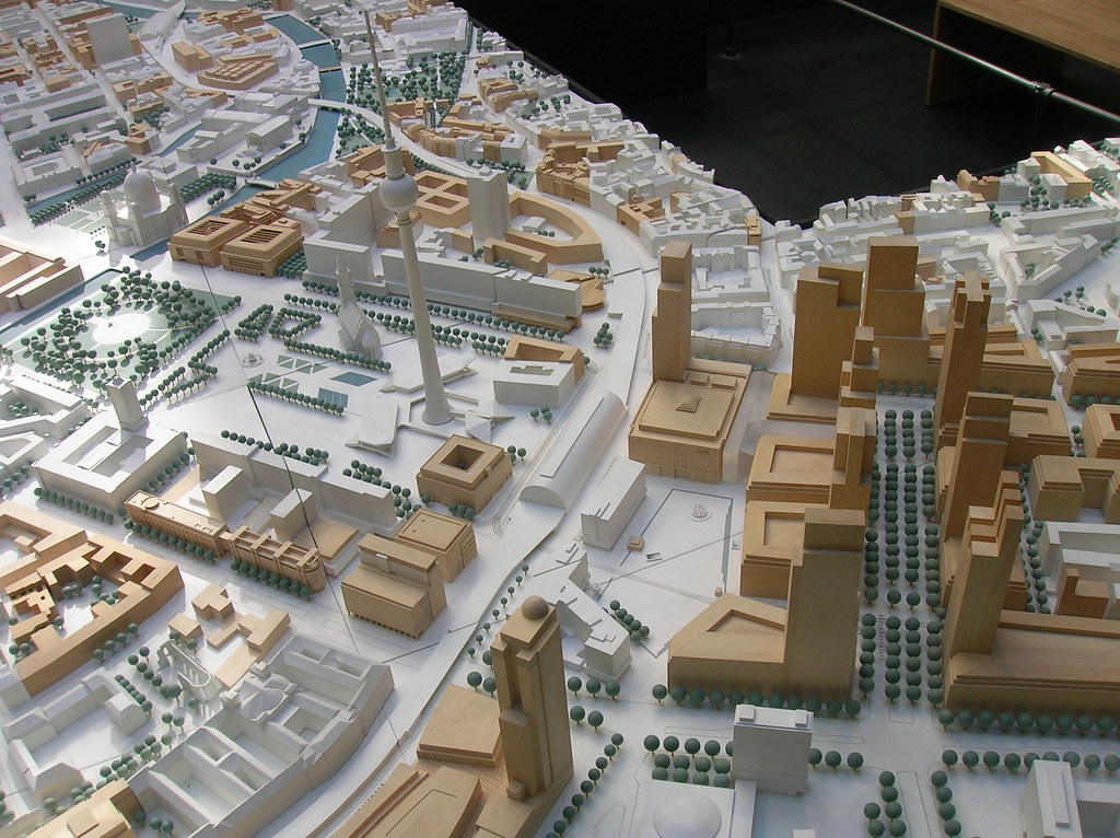 Maquette du projet architectural de l'Alexanderplatz - par pardonreeds@Flickr