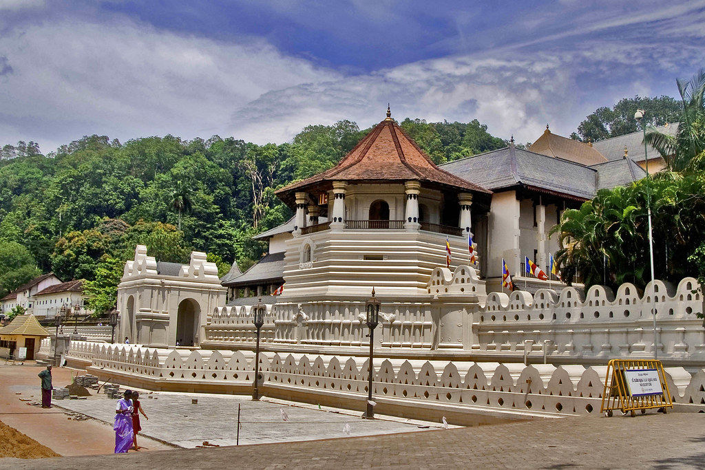 famous tourist attractions in sri lanka