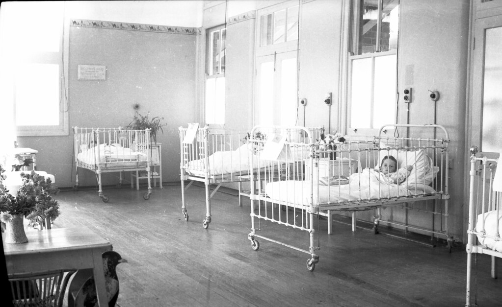 childrens-ward-albury-base-hospital-1940s-foto-supplies-flickr