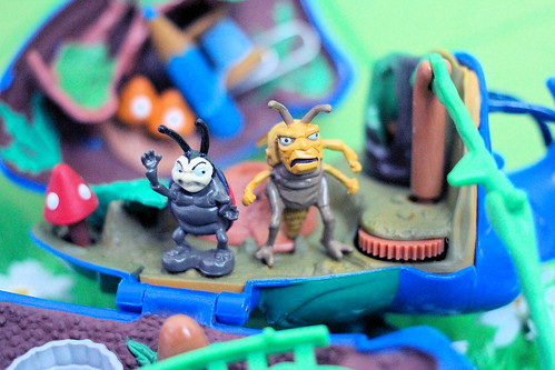 Mattel "A Bug's Life" Dim Anthill Battleground Playset