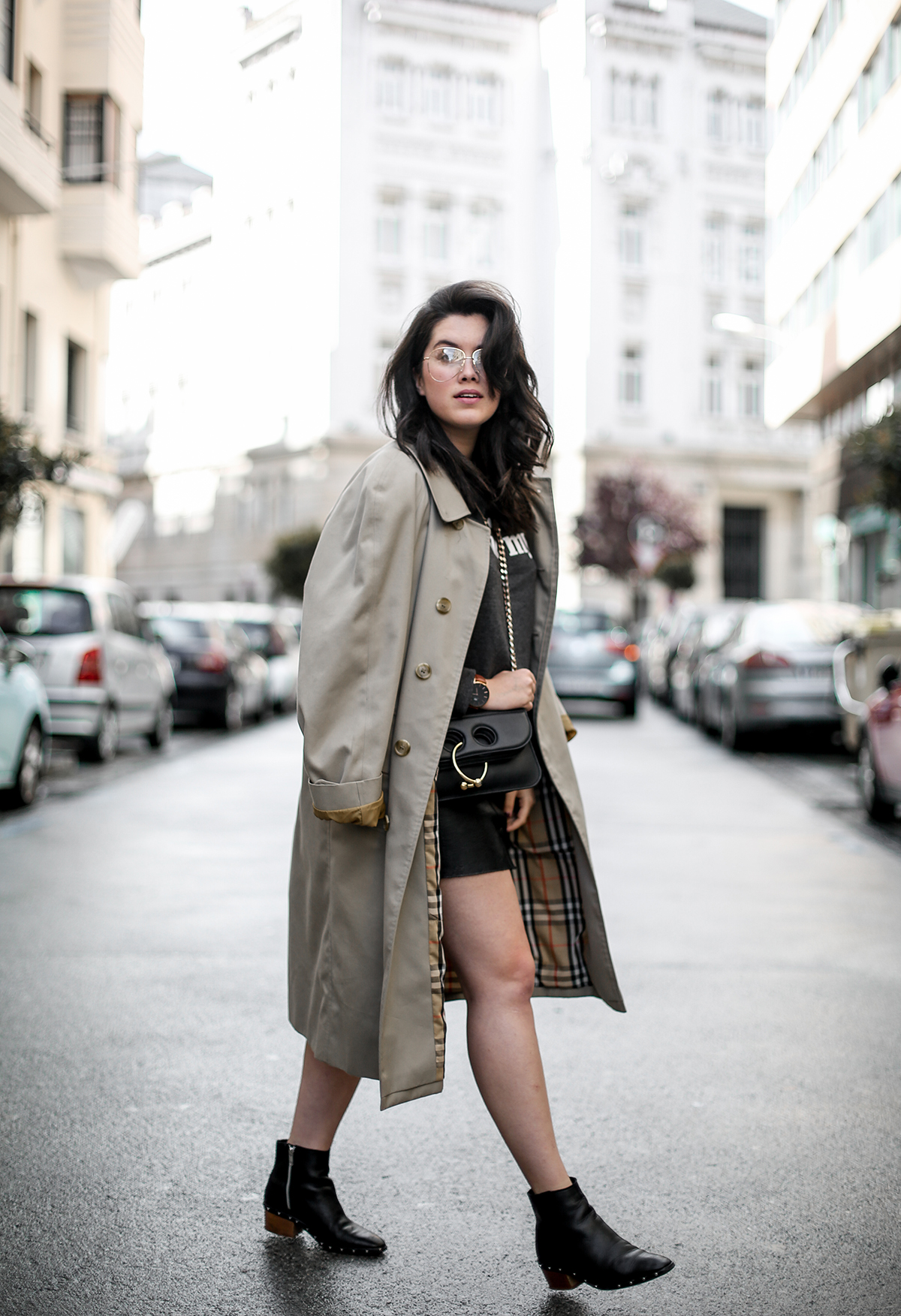 look-con-sudadera-gris-joanie-clothing-my-oh-my-burberry-trench-jw-anderson-pierce-bag12