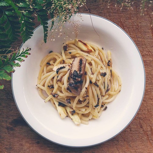 今日自製午餐: 松露義大利麵，加了新鮮香菇和鮮嫩烤筊白筍   Spaghetti with truffle, Mushrooms and Water Bamboo   (其實是前幾天做的) 依依不捨的先用了義大利帶回的松露醬來拌義大利麵吃，還有另外一罐泡有整顆松露的還捨不得用，讓我想想可以做啥料理來配這種整顆刨片的松露呢?。    #pasta #義大利麵 #Spaghetti #truffle #松露