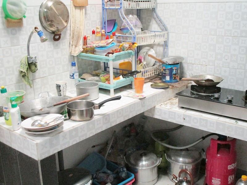 Messy Home Tour: Kitchen | Hola Darla