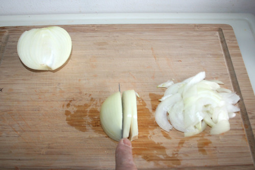 10 - Zwiebel in Spalten schneiden / Cut onion in rings