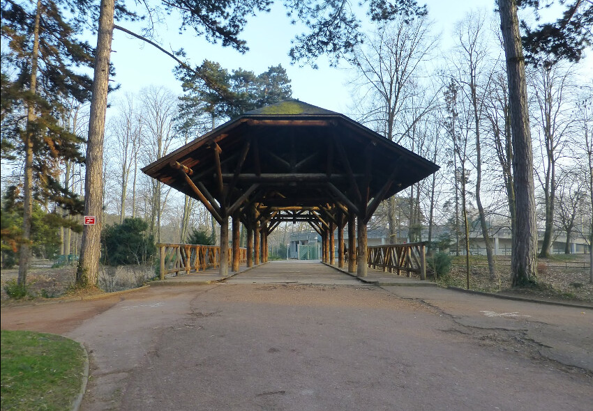 Lyon - parc de la tête d&#x27;or - pont couvert ile du vélodrome