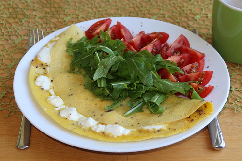 Omelett mit Ziegenfrischkäse, Tomaten und Rucola