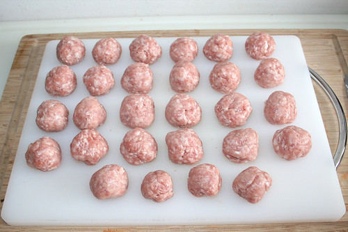 23 - Bällchen aus Brät formen / Form balls from sausage meat