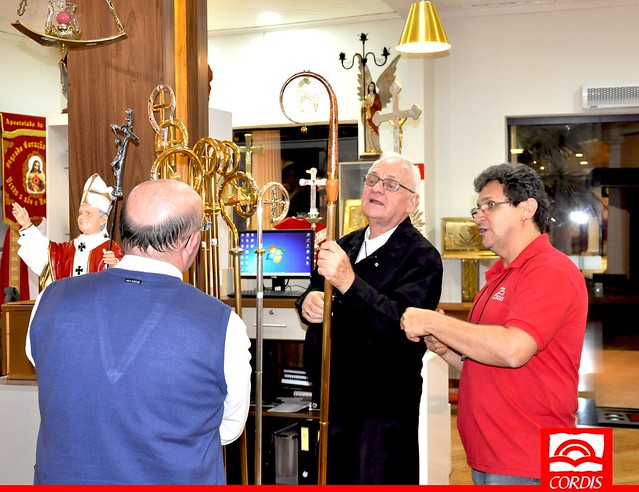 Bispos visitam a loja Cordis Aparecida