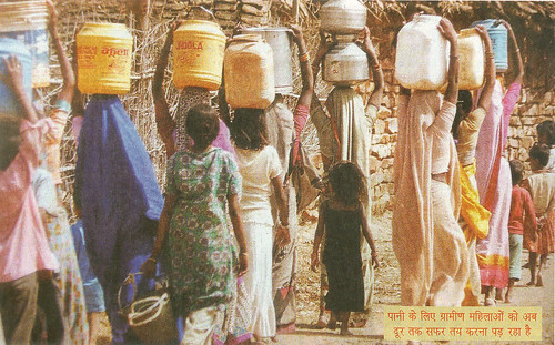 पानी के लिये ग्रामीण महिलाओं को अब दूर तक सफर तय करना पड़ रहा है