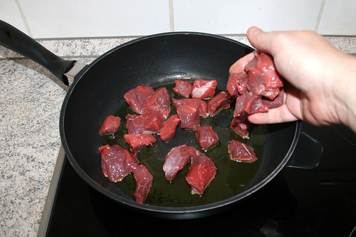 27 - Rindfleisch in Pfanne geben / Put beef in pan