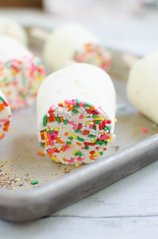 Birthday Cake Pudding Pops - creamy vanilla pudding pops with crushed cookies and sprinkles! The perfect way to cool down in the summer! 