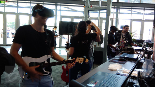 Rock Band VR jadi salah satu booth yang ramai pengunjung