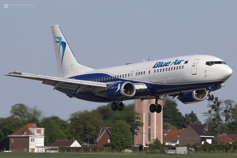 Boeing 737-430 – Blue Air – YR-BAJ – Brussels Airport (BRU EBBR) – 2017 05 22 – Landing RWY 25L – 01 – Copyright © 2017 Ivan Coninx