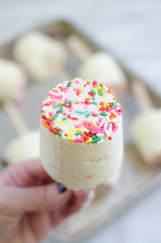Birthday Cake Pudding Pops - creamy vanilla pudding pops with crushed cookies and sprinkles! The perfect way to cool down in the summer! 