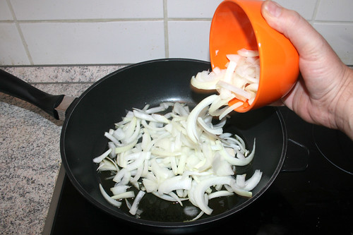 14 - Zwiebelringe hinzufügen / Add onion rings