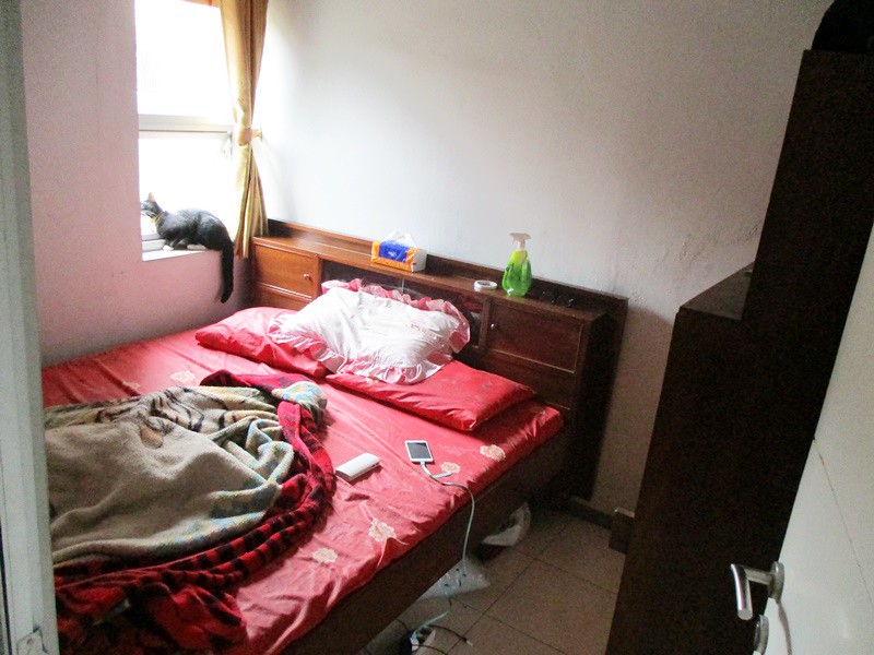 Messy Home Tour: Bedroom | Hola Darla