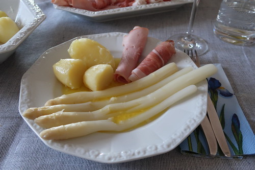 Spargel klassisch mit Butter, Frühkartoffeln und zweierlei Schinken