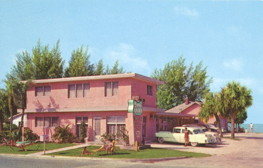 Queen's Crown Motel - St. Petersburg, Florida
