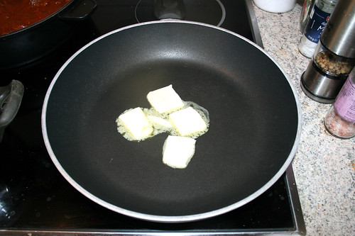 71 - Butter in Pfanne erhitzen / Melt butter in pan
