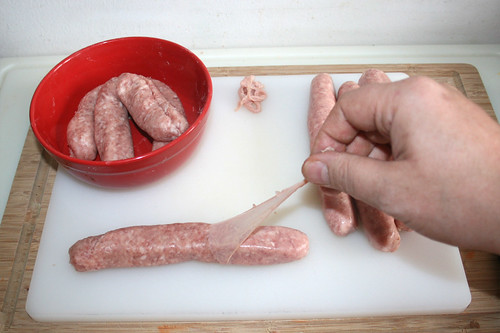 22 - Brät aus Pelle entnehmen / Take sausage meat from sausages