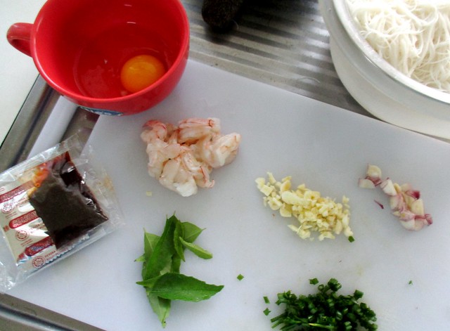 Fried Sarawak laksa bihun, ingredients