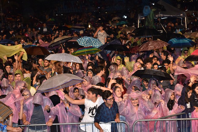 Festivale yağmur engeli 
