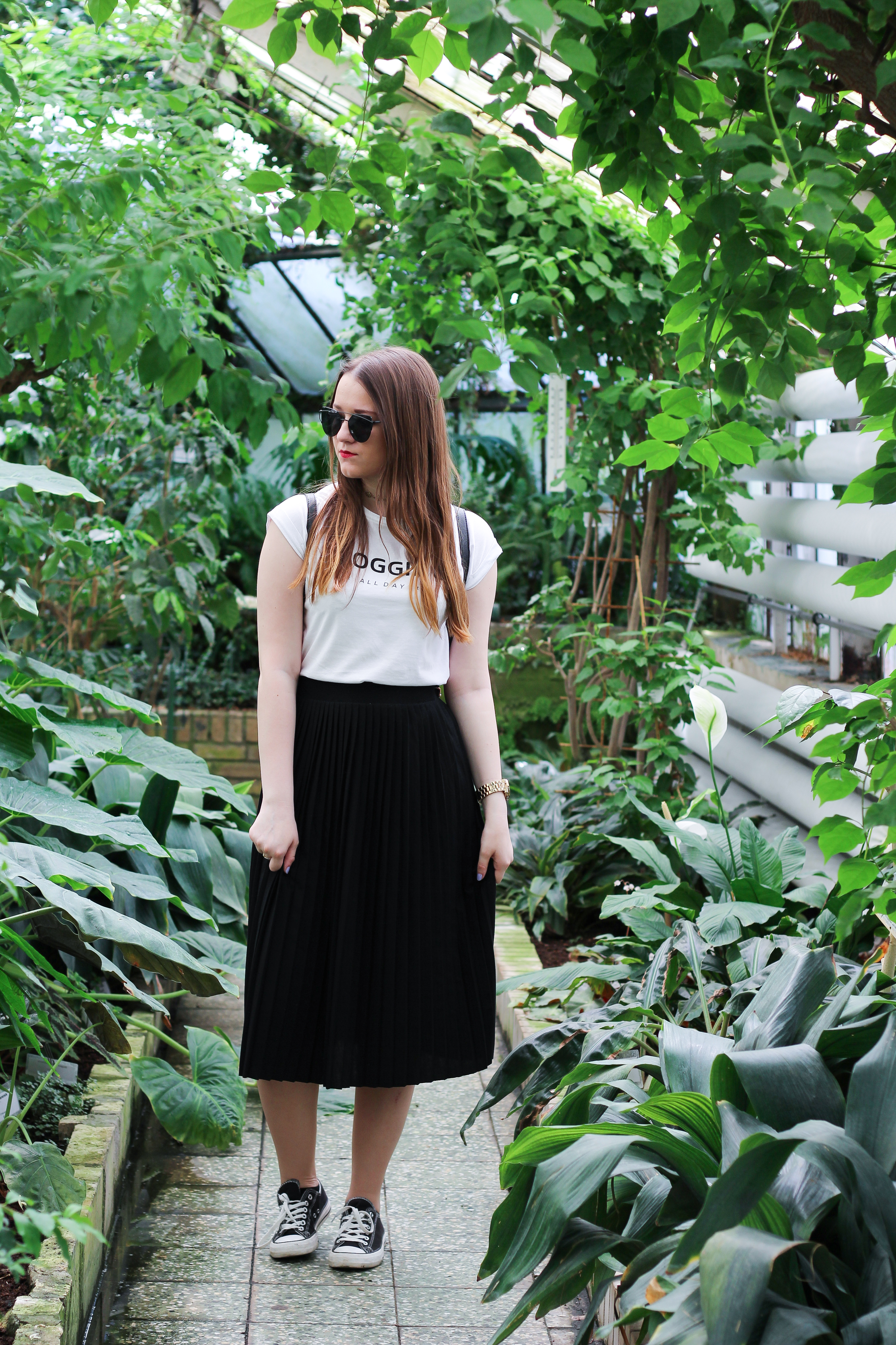 botanic garden blogger outfit plated skirt white tshirt