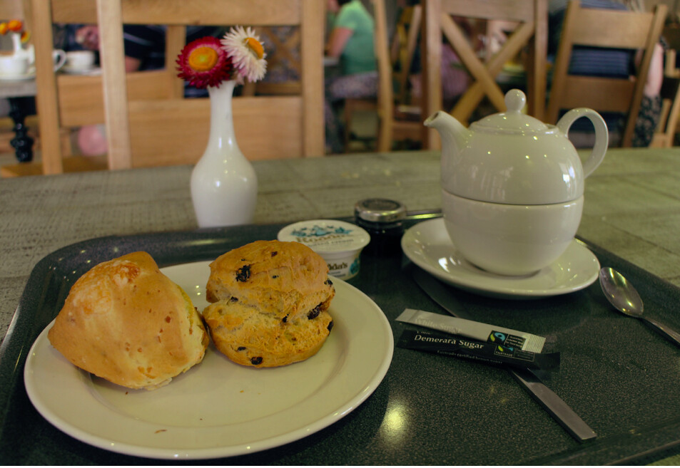 英國國民信託的Morden Hall Park中的咖啡館供應的英式茶點，糖包上標示公平貿易認證。攝影：許惠婷。