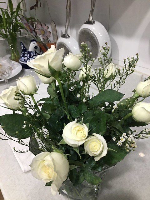 flroral arrangements,  white roses