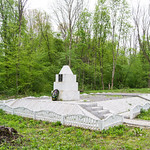 Большая могила в лесу с.Маневцы. Жертвы Холокоста