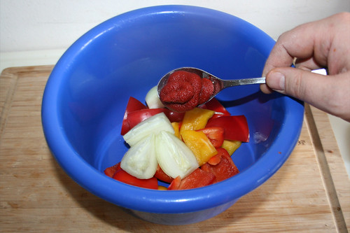 55 - Paprika, Zwiebel & Tomatenmark in Schüssel geben / Put bell pepper, onion, & tomato puree in bowl