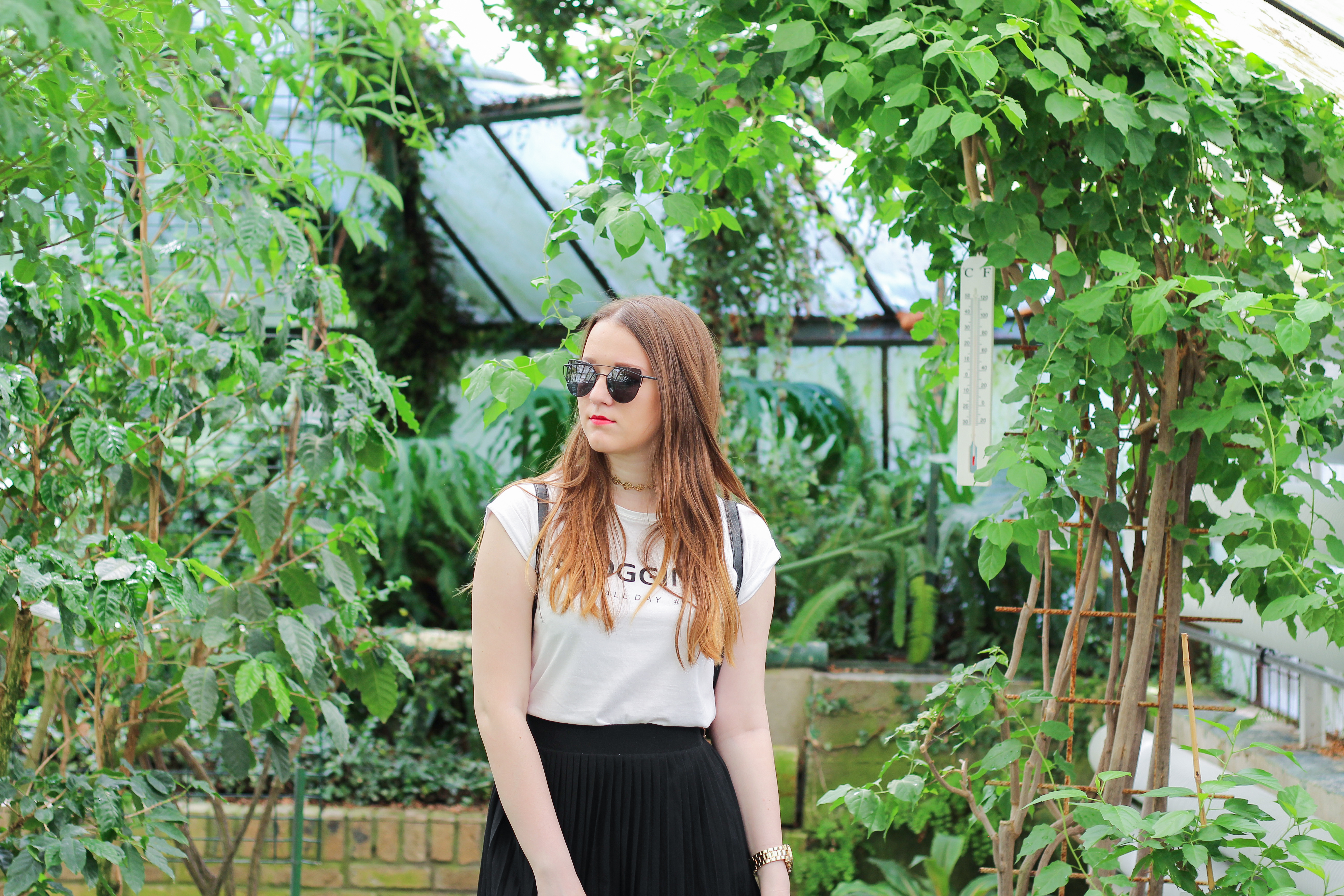 botanic garden blogger outfit plated skirt white tshirt