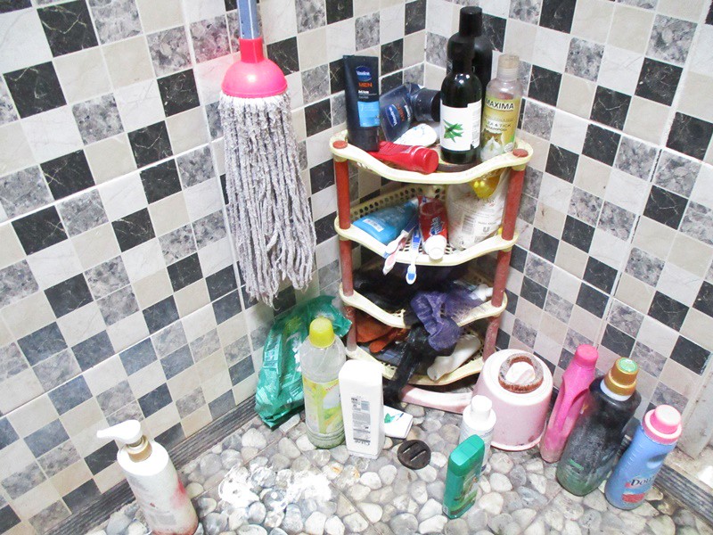Messy Home Tour: Bathroom | Hola Darla