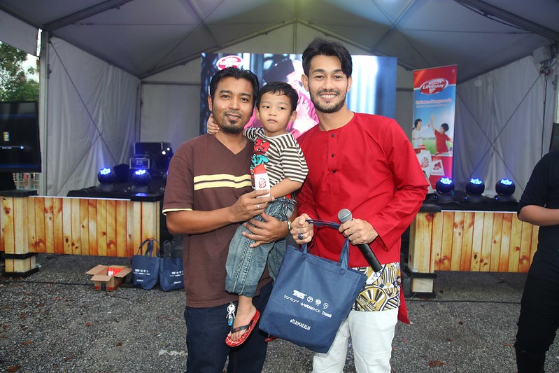 Farid Kamil- Duta Lifebuoy bersama pengunjung