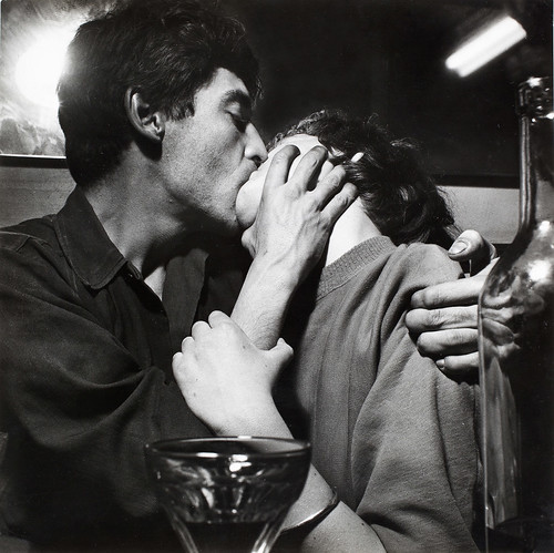 Pierre Feuillette (Jean-Michel) et Paulette Vielhomme (Claudine) s’embrassant au café Chez Moineau, Rue du Four Paris, 1953 Ed van der Elsken