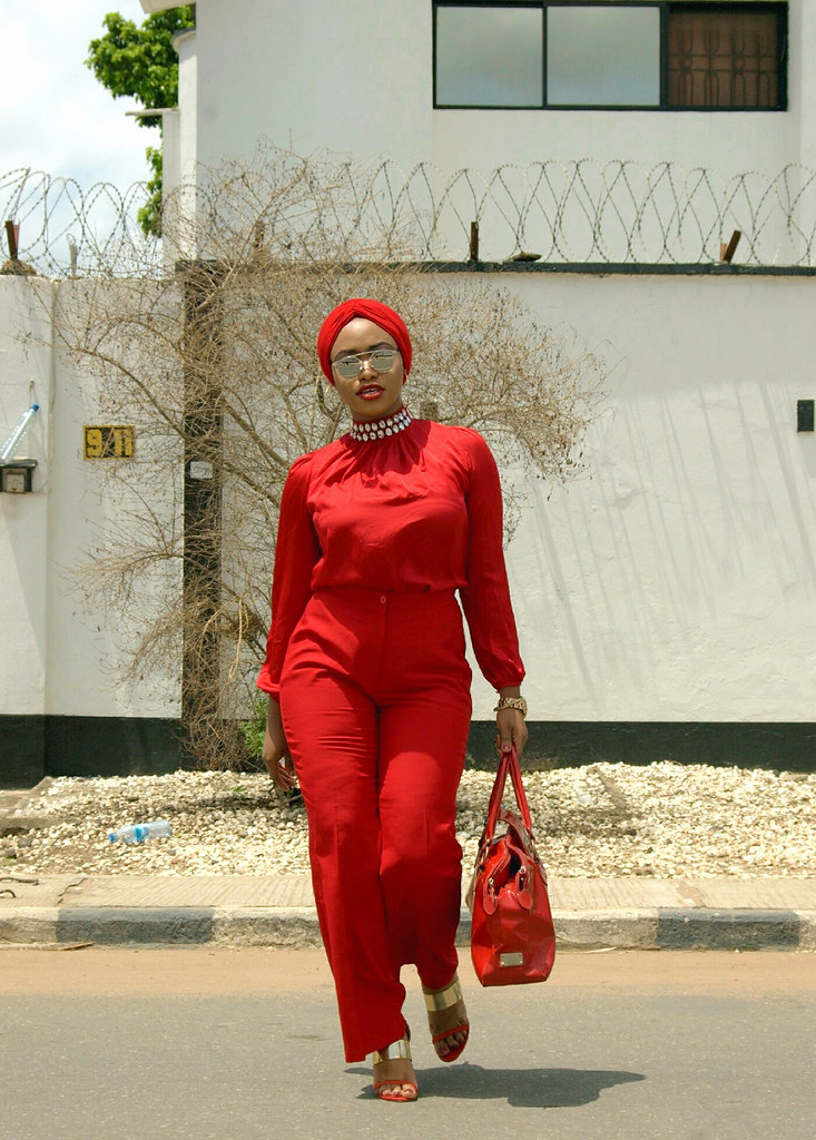 Street style bloggers, Monochrome, How to style red, How to style all red, Turban trend, Fashion bloggers in Lagos, Bloggers in Nigeria, Dior sunglasses, how to wear dior glasses, how to style wide leg pants,