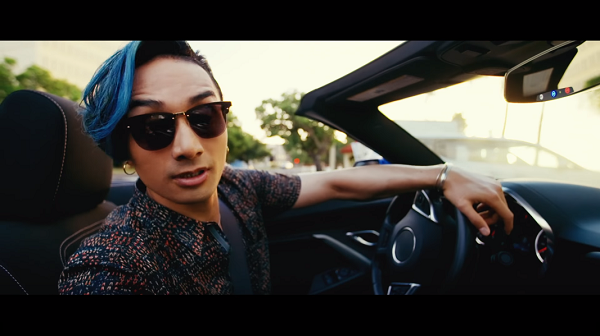 EXILE THE SECOND「Summer Lover」のミュージックビデオに登場する青いオープンカーの車名は？