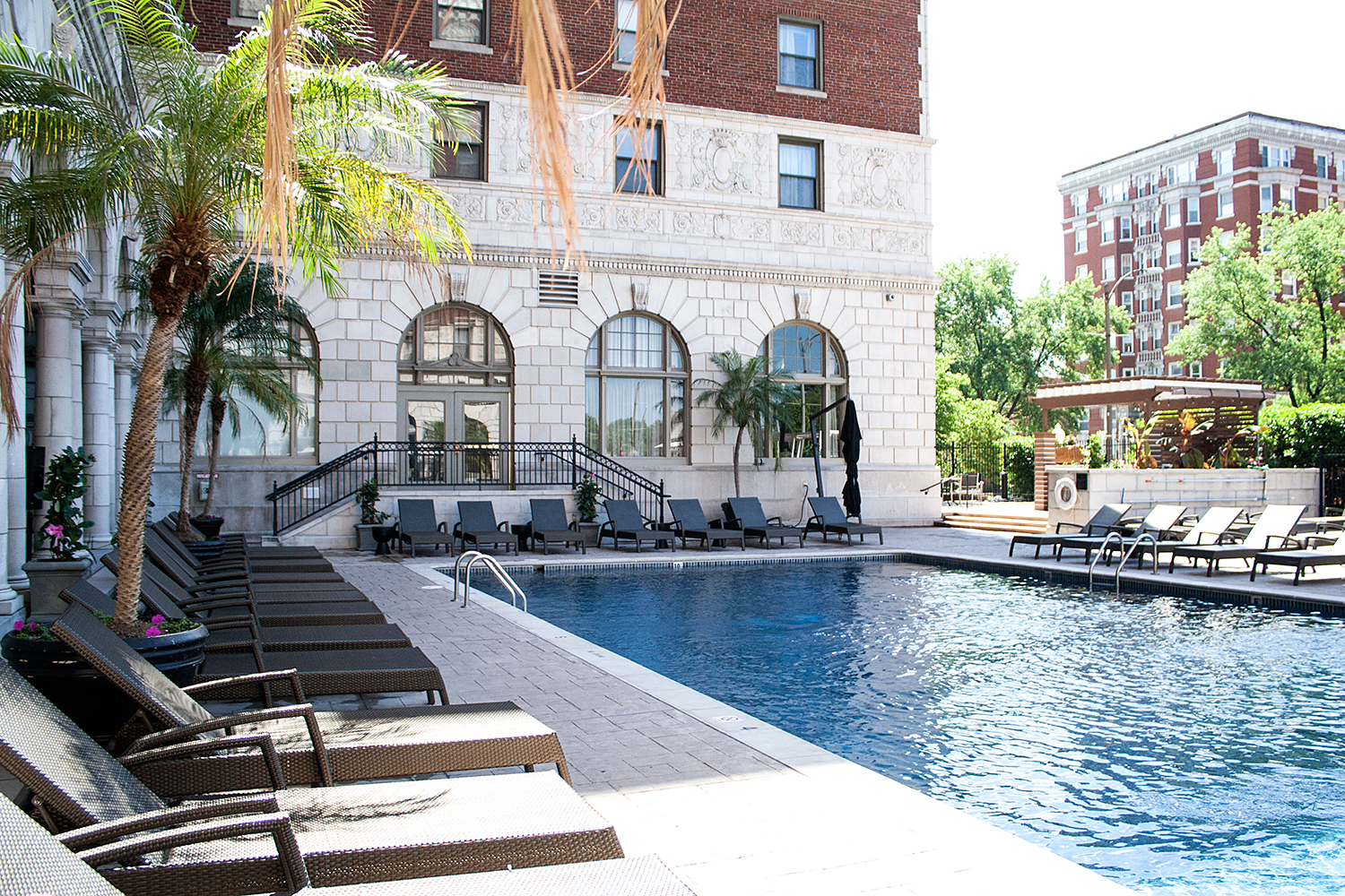 06stlouis-chaseparkplaza-hotel-pool-travel-style