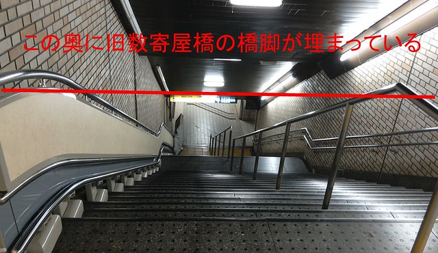 銀座駅の階段がずれているのは数寄屋橋の橋脚がそこに埋まっているから (15)