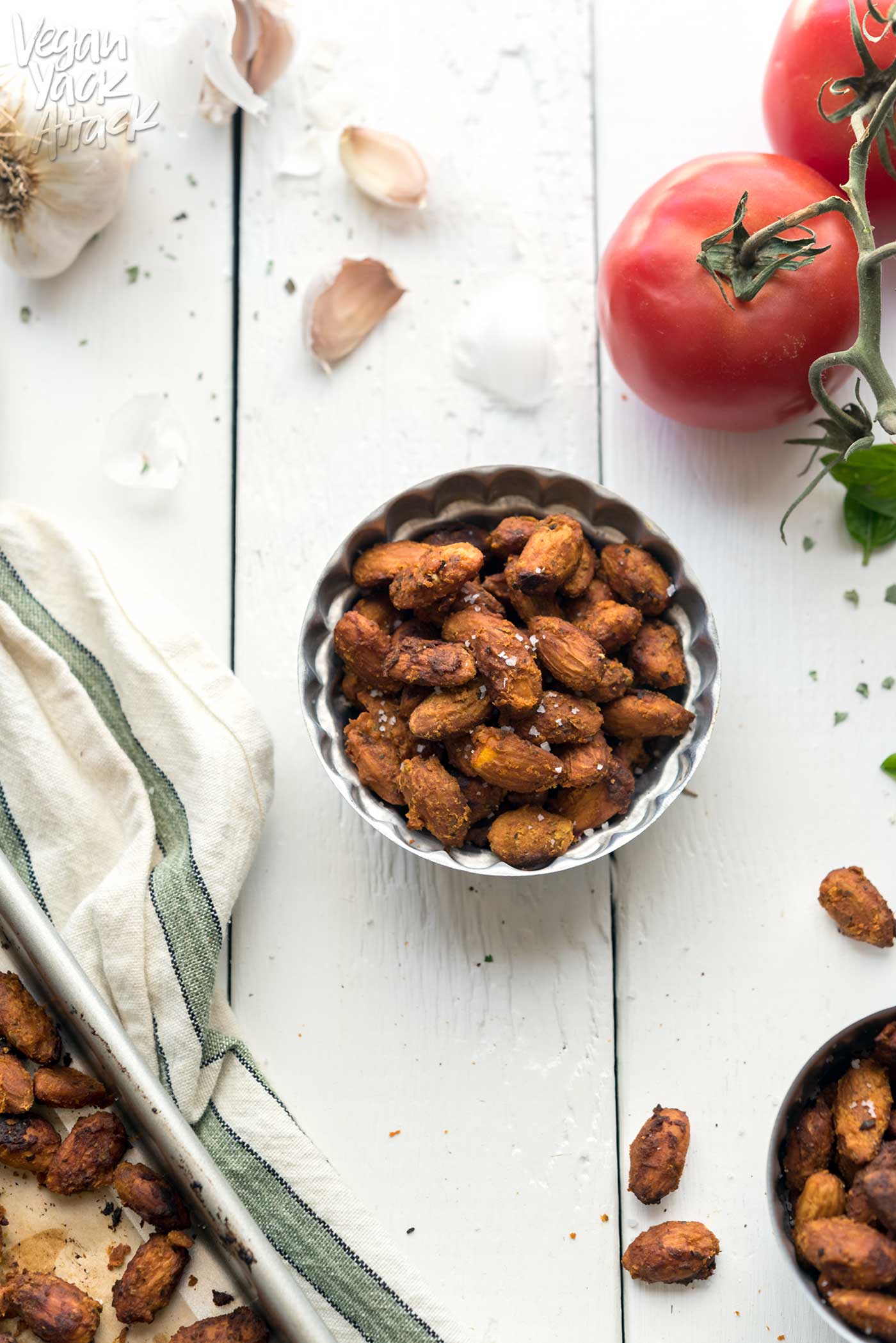 Pizza-Roasted Almonds! Has 8 ingredients, is easy-to-make, and an absolutely delicious, healthy snack! Vegan, Gluten-free, Soy-free #veganyackattack