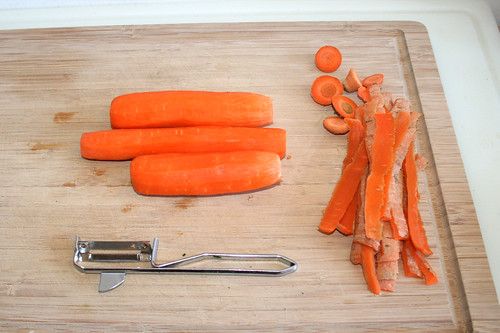 19 - Möhren schälen / Peel carrots