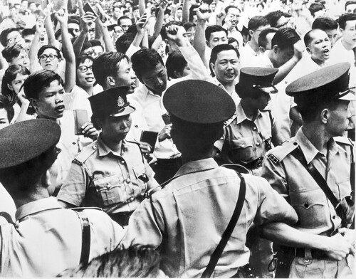 六七暴動期間，左派示威者手持毛主席語錄上街示威。（政府新聞處）